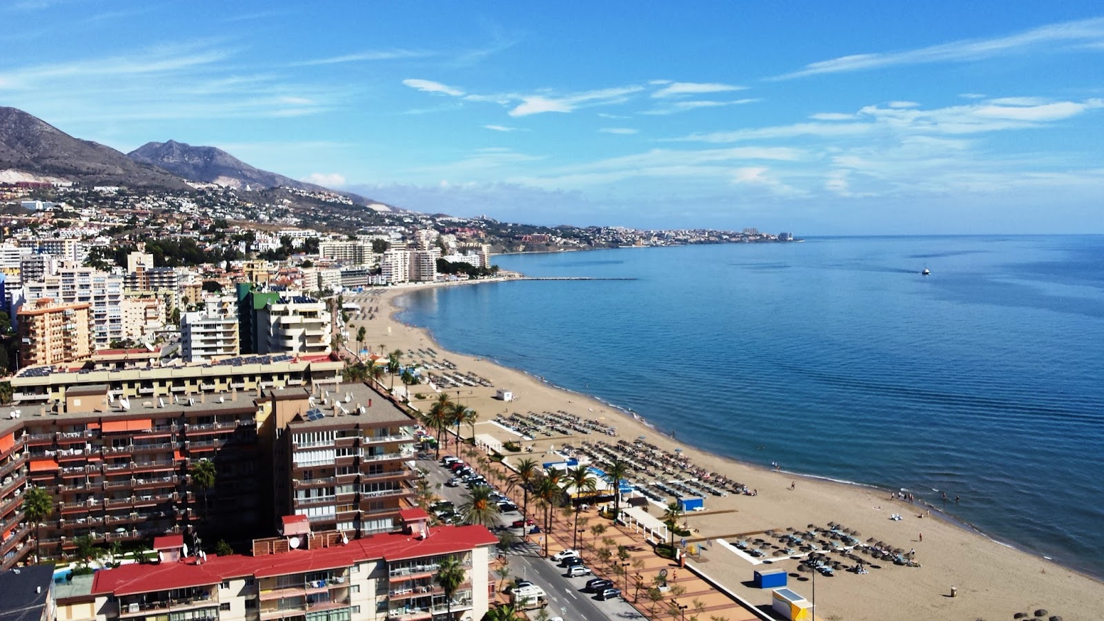 Foto van Strand Fuengirola met blauw water oppervlakte