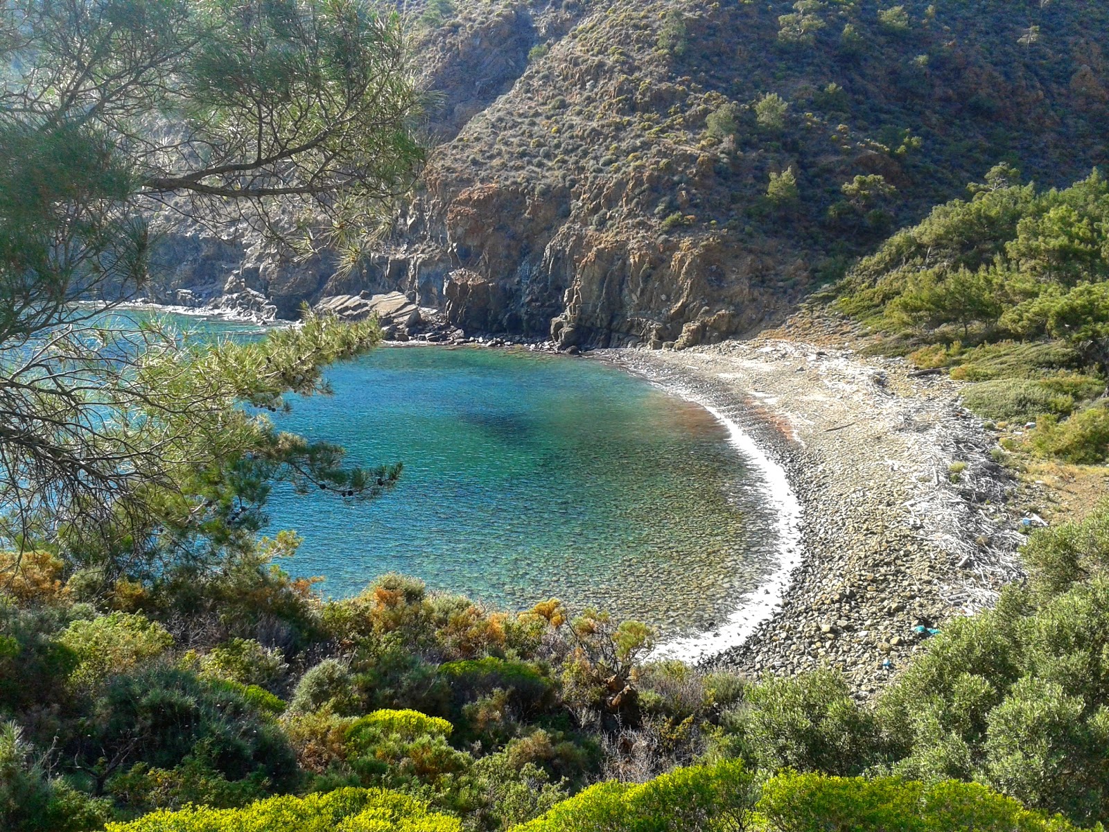 Fotografie cu Mesudiye beach cu o suprafață de pietre