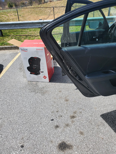 Tire Shop «Walmart Tires & Auto Parts», reviews and photos, 250 Highlands Square Dr, Hendersonville, NC 28792, USA