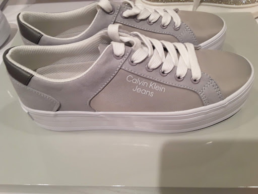 Stores to buy women's guess sneakers Saint Louis