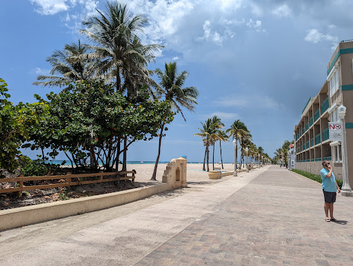 Shopping Mall «Oceanwalk Mall», reviews and photos, 101 N Ocean Dr, Hollywood, FL 33019, USA