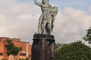 Monumento Pipatón y Yarima image