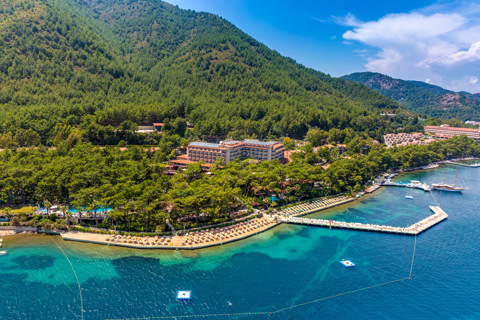Foto von Marmaris Plaji V mit betonierte fläche Oberfläche