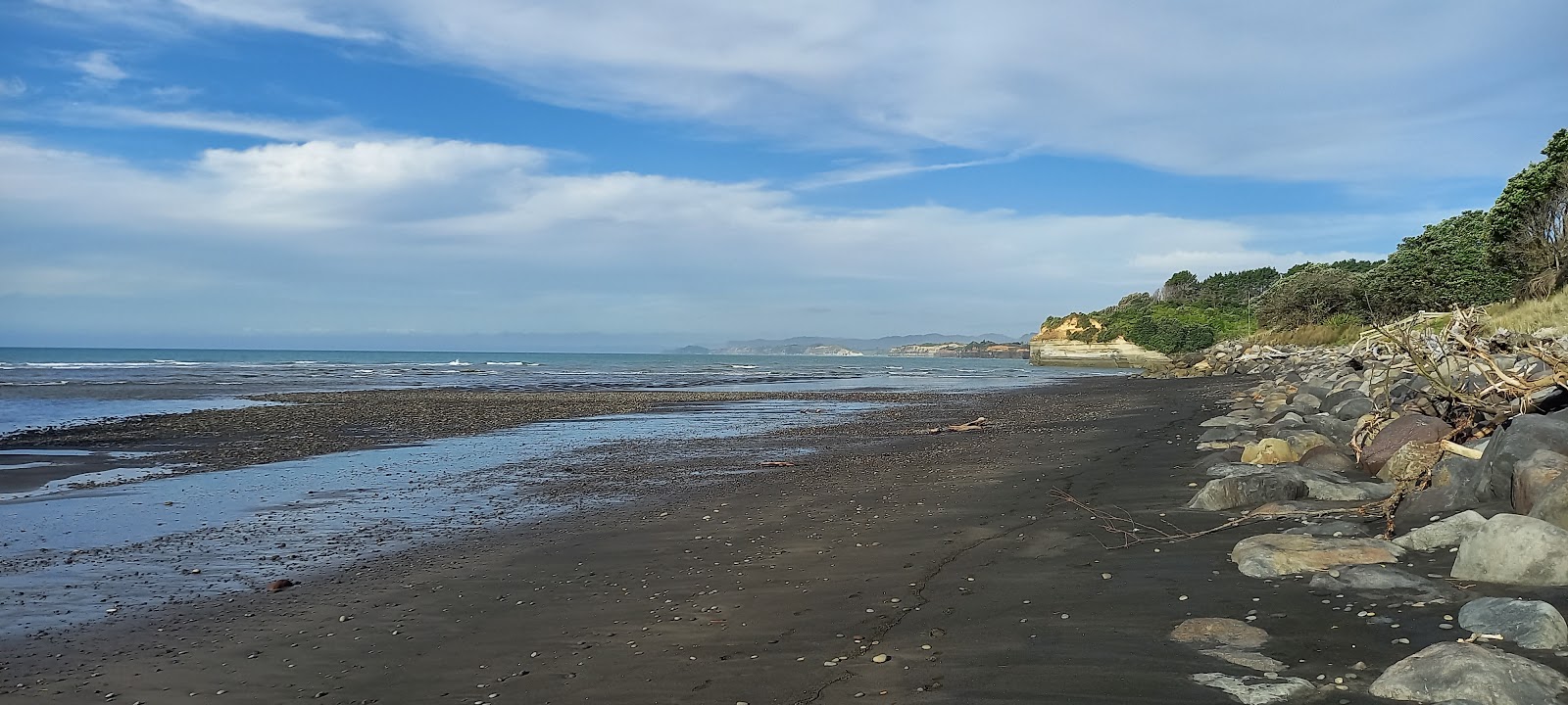 Foto av Urenui Beach och bosättningen
