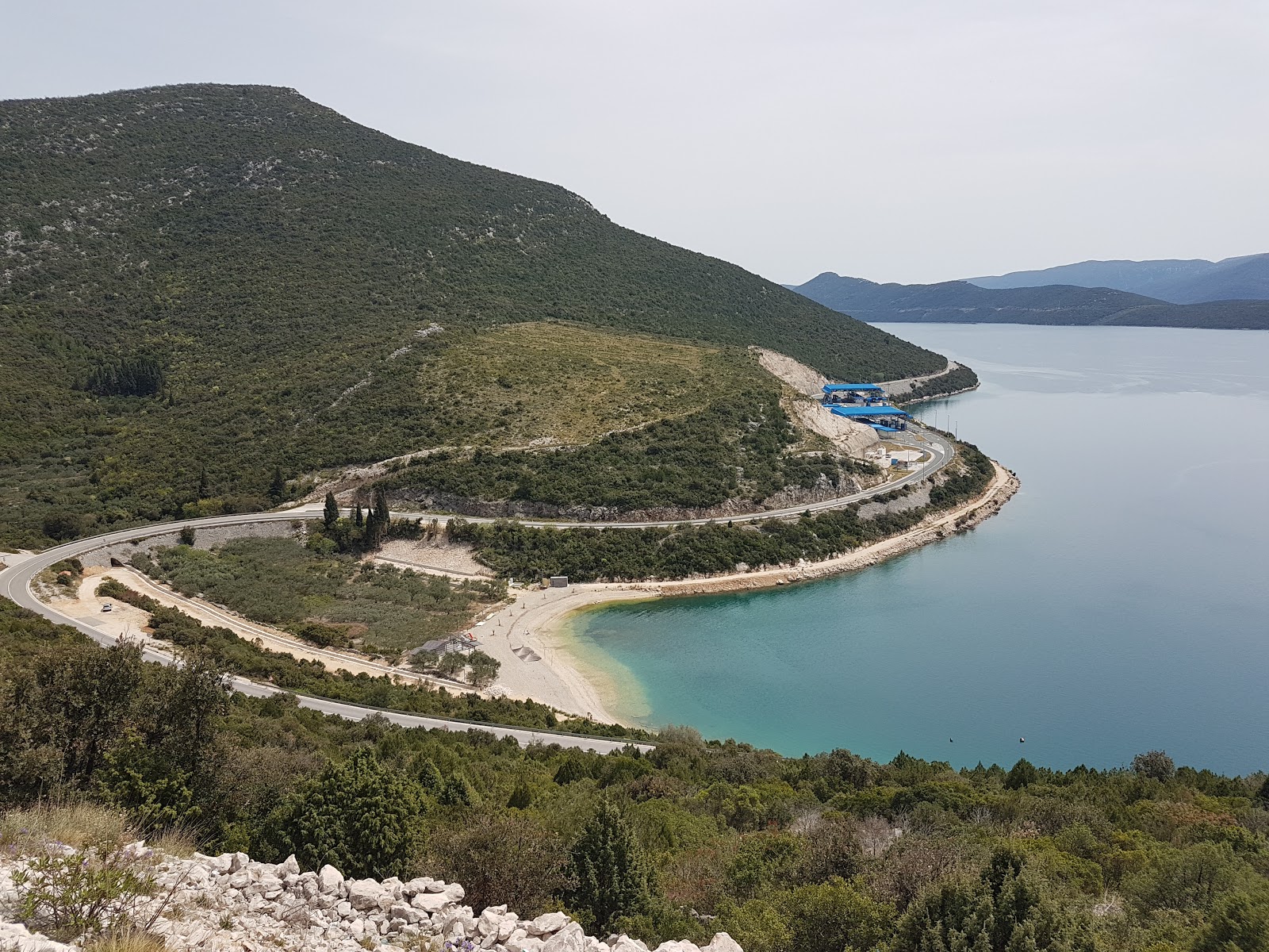 Fotografija Uvala Moracna podprto z obalami