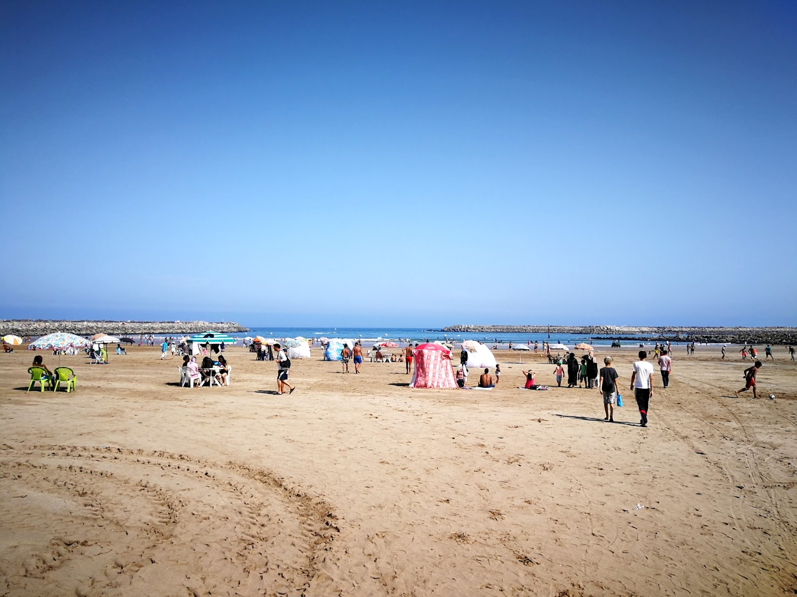 Fotografie cu Plaja Rabat cu o suprafață de apa pură turcoaz
