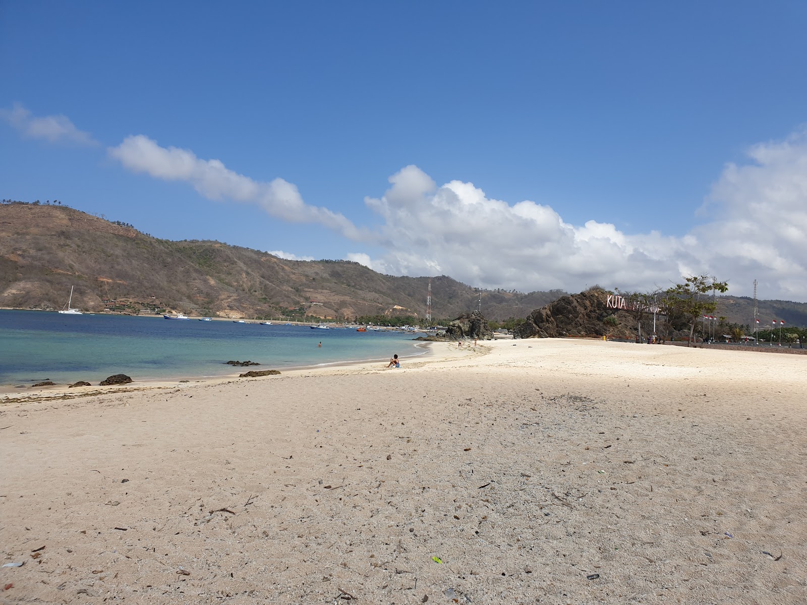 Kuta Mandalika Beach'in fotoğrafı - rahatlamayı sevenler arasında popüler bir yer