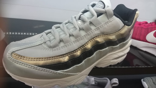 Shoe Store «Shoe Palace», reviews and photos, 8155 Camino Arroyo #13, Gilroy, CA 95020, USA