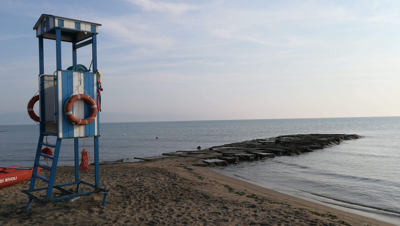 Foggiamare Beach的照片 带有棕沙表面