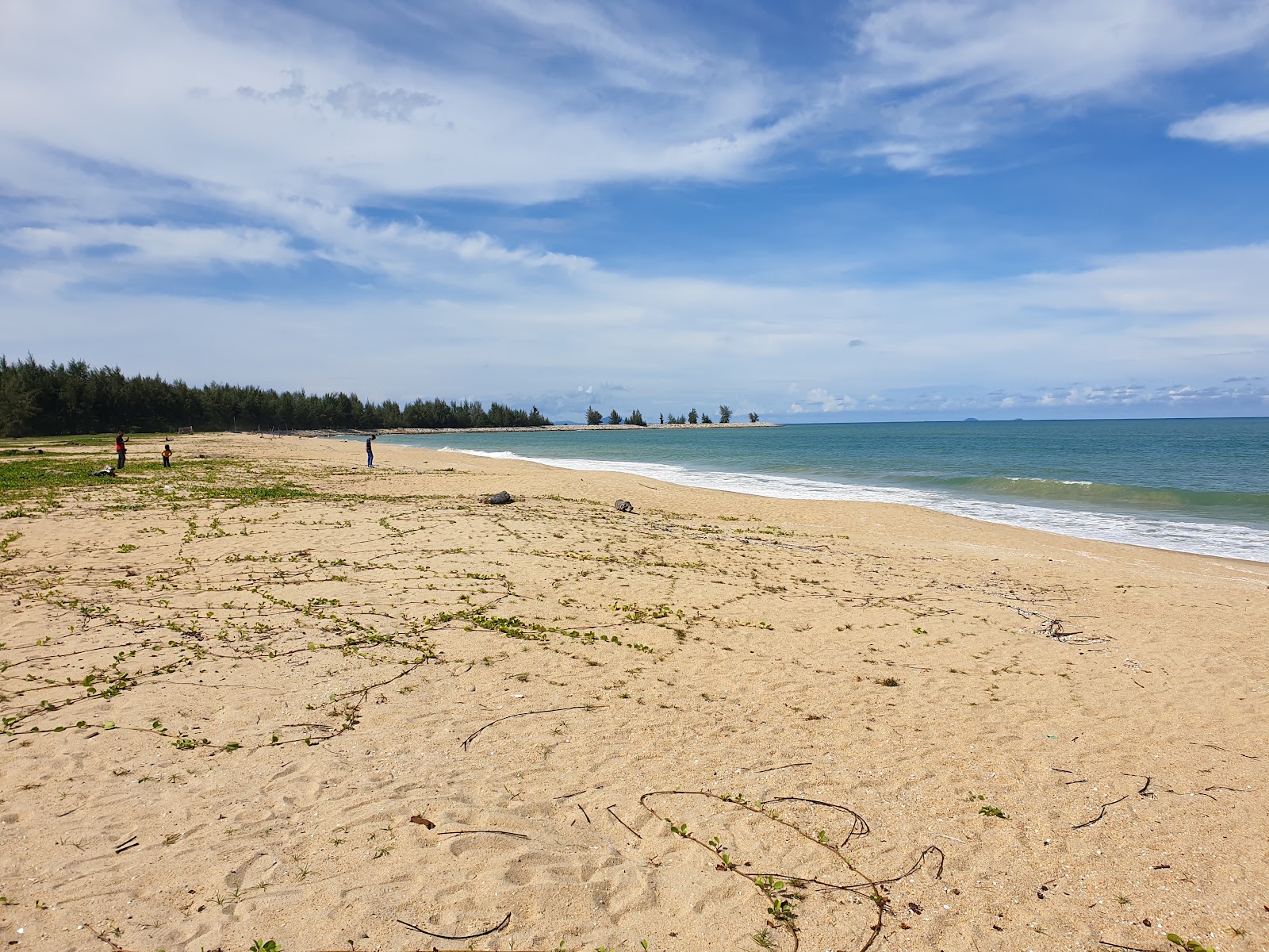 Valokuva Teluk Ketapang Beachista. pinnalla turkoosi vesi:n kanssa