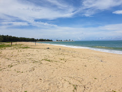 Teluk Ketapang Beach'in fotoğrafı düz ve uzun ile birlikte
