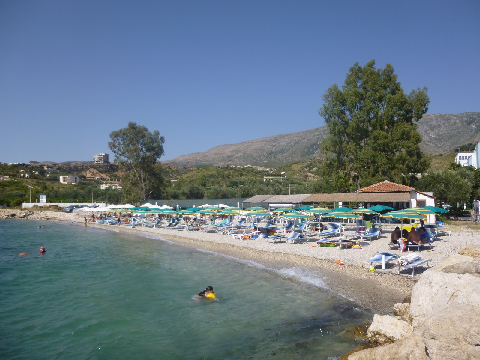 Foto di Vlore beach II con una superficie del ciottoli beige