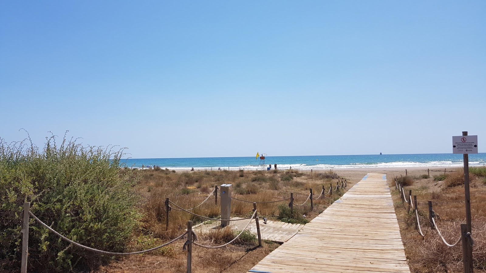 Foto di Platja del Serradal con costa lunga e dritta