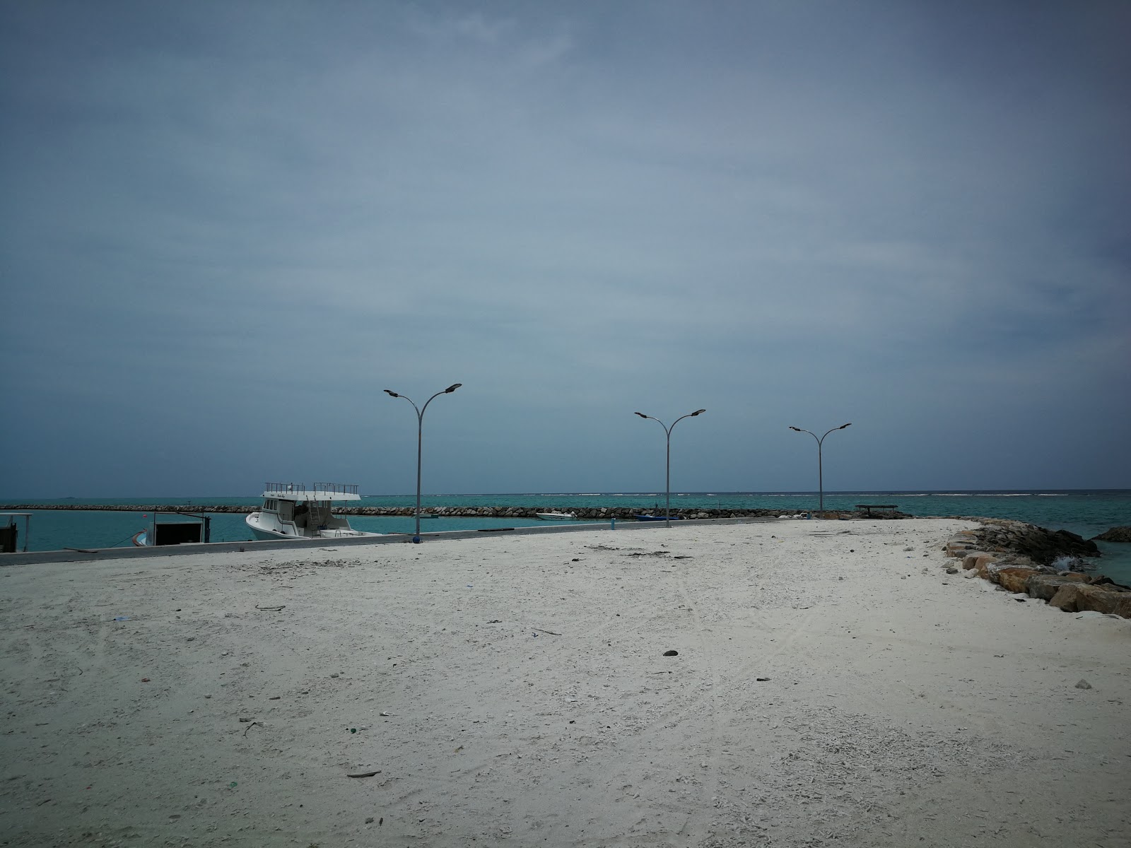 Zdjęcie Gun'baru Beach z powierzchnią beżowy piasek