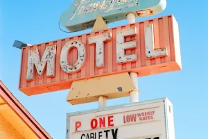 Trava-Leers Motel image