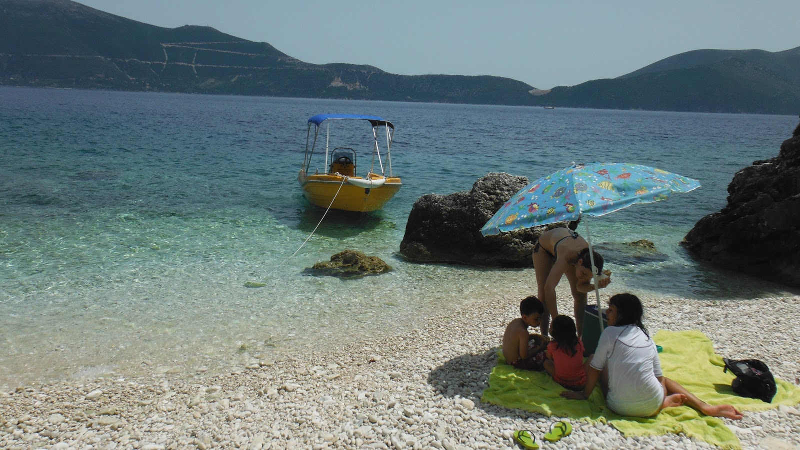 Foto di Segreta beach con una superficie del acqua cristallina