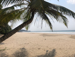 Fotografie cu Hiru Beach cu o linie de coastă spațioasă
