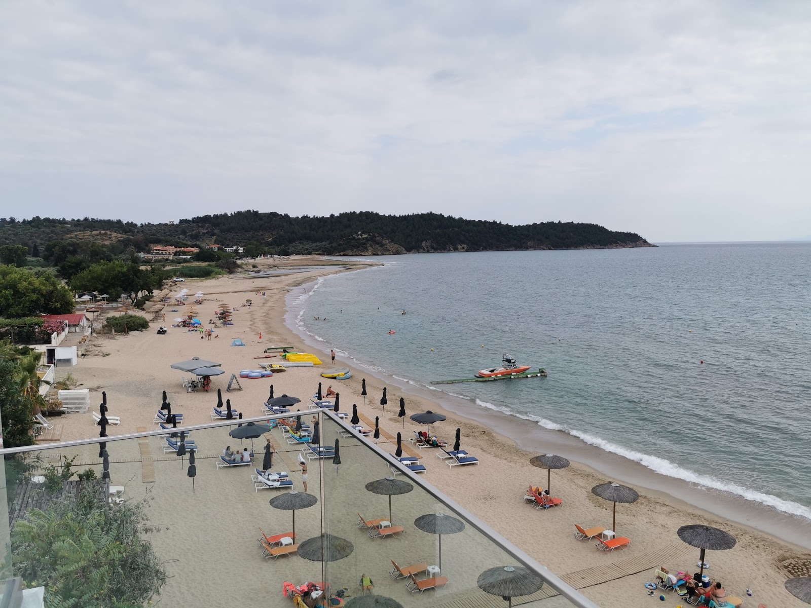 Foto di Potos beach - luogo popolare tra gli intenditori del relax