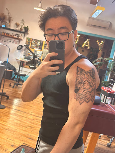Explore shooting star tattoo ideas, creative tattoo ideas in Kansas City, available at Tintoretta Tattoo Studio