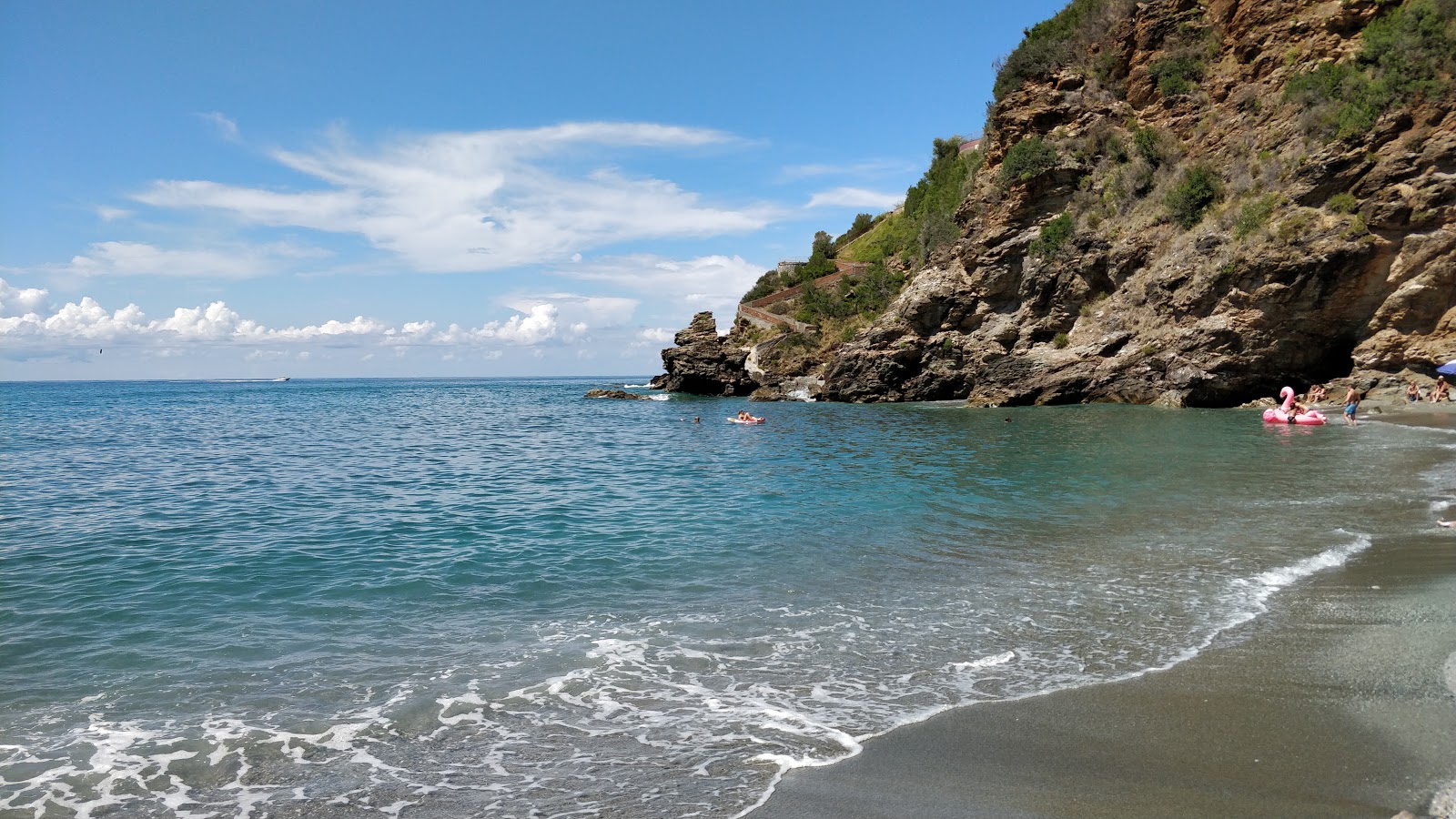 Foto av Cavinia beach med blå rent vatten yta