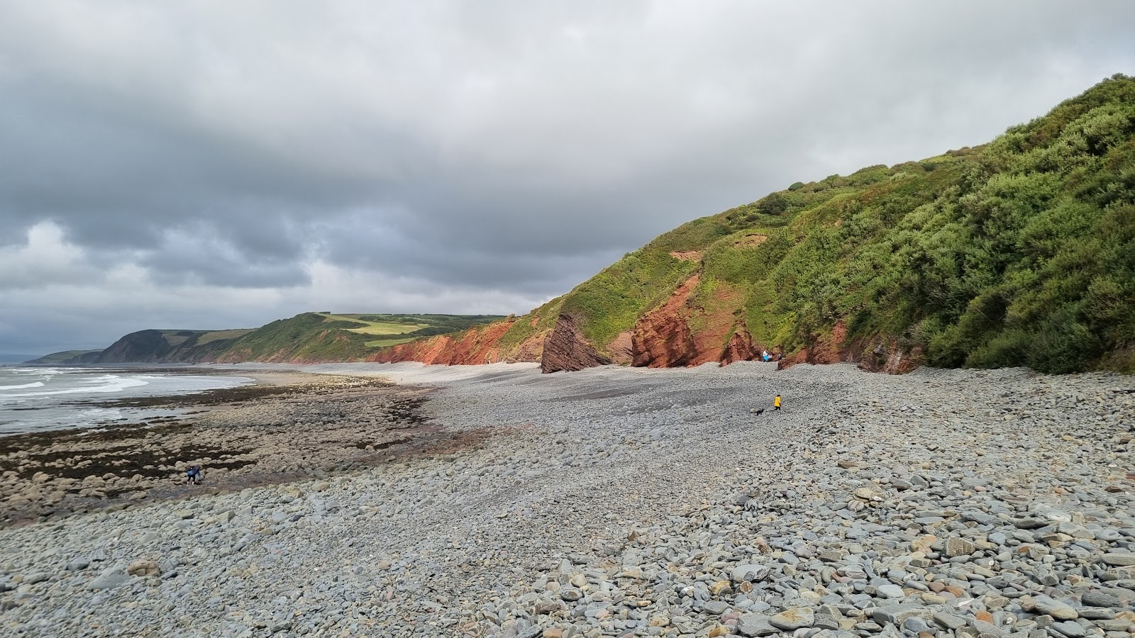 Foto di Spiaggia di Peppercombe con una superficie del ciottolo grigio