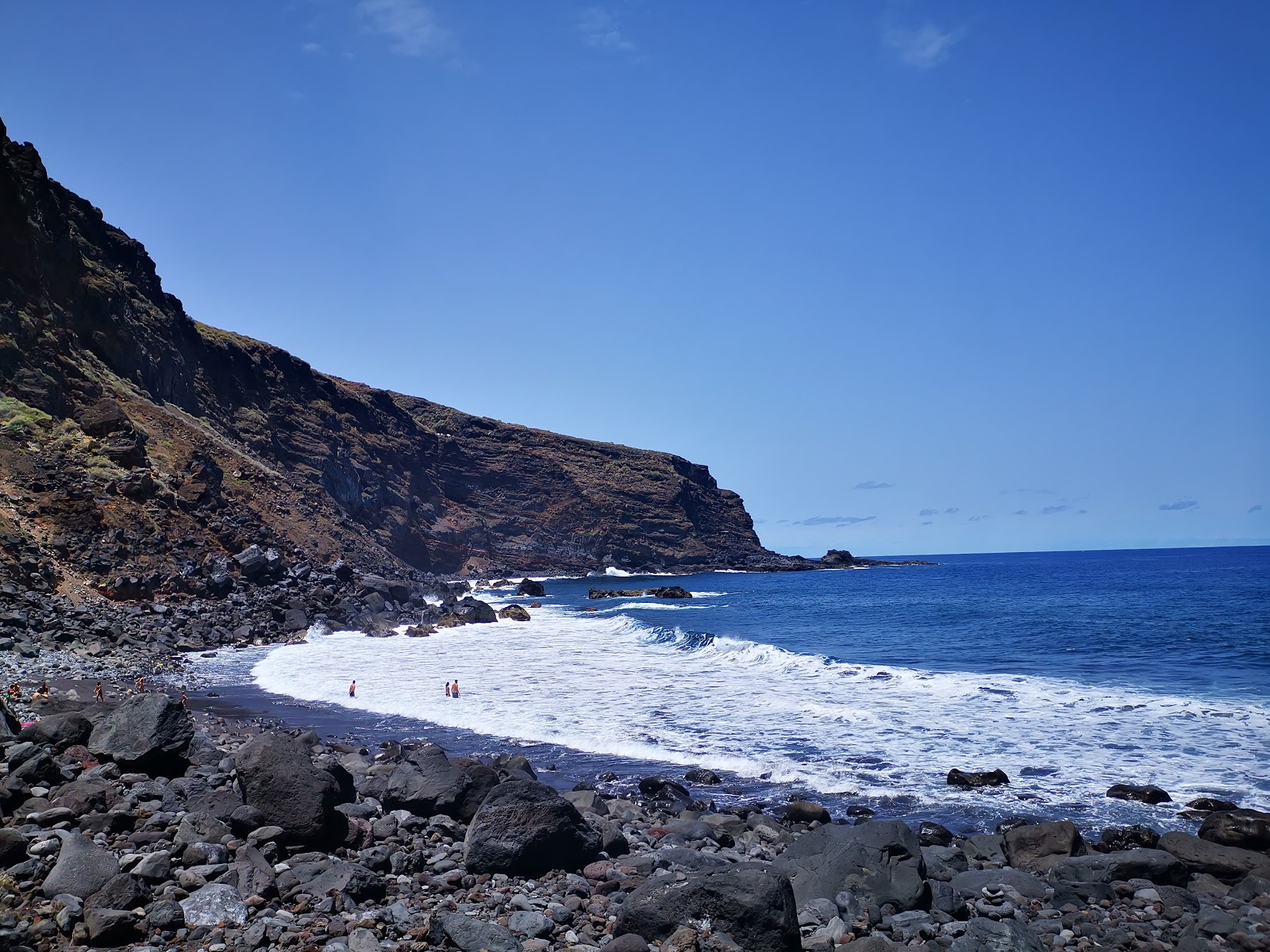 Fotografie cu Playa de Callejoncito II cu o suprafață de nisip alb și roci