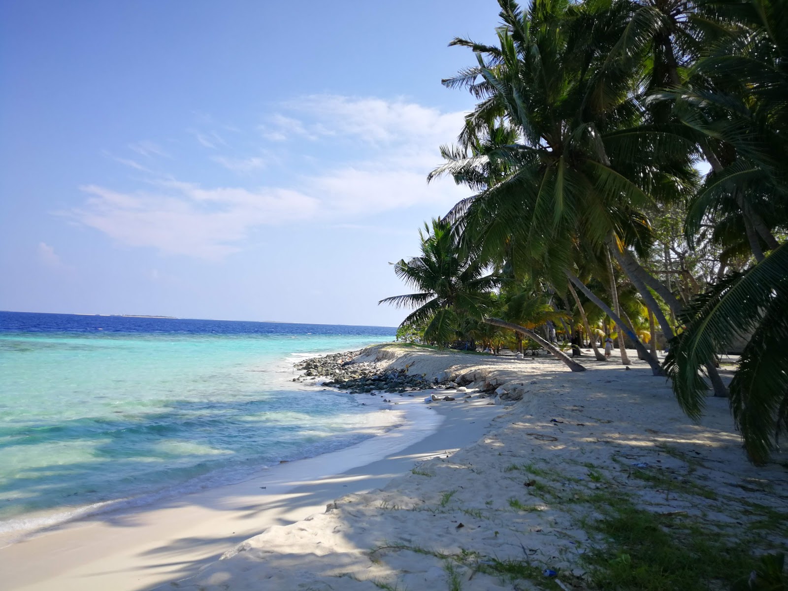 Foto van Meedhoo Island Beach en de nederzetting