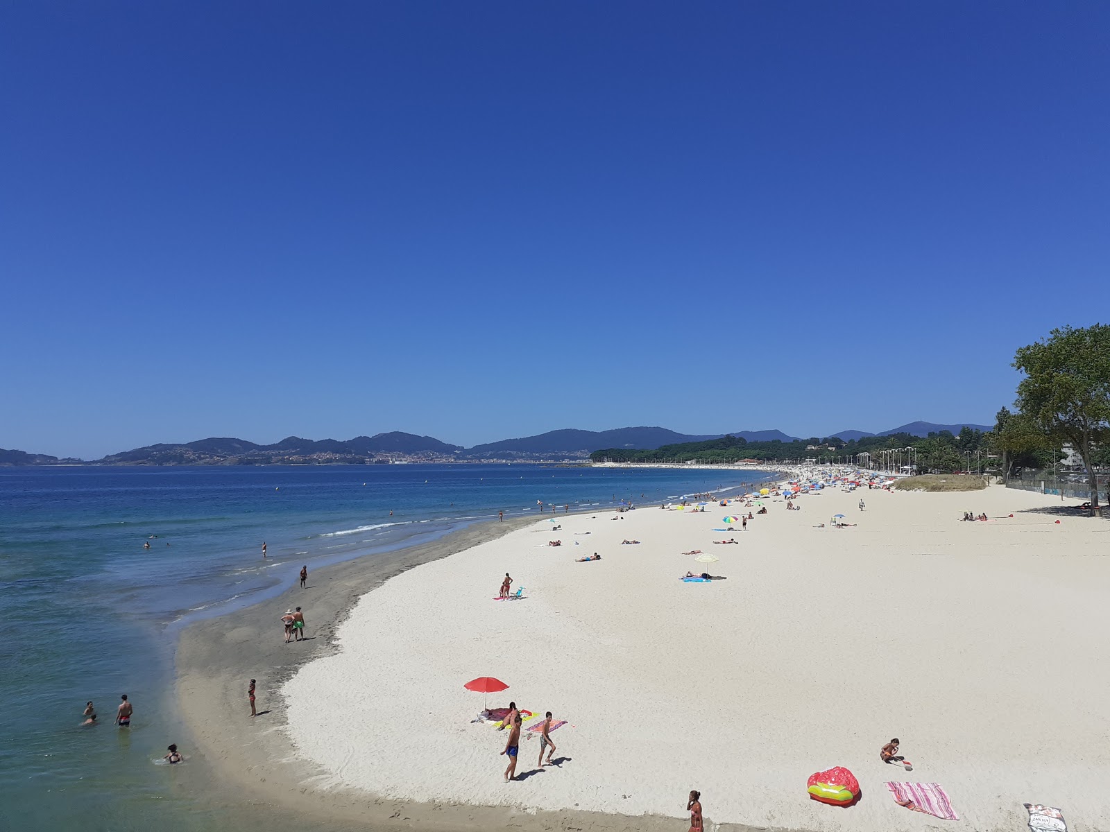 Zdjęcie Plaża Samil z powierzchnią jasny, drobny piasek