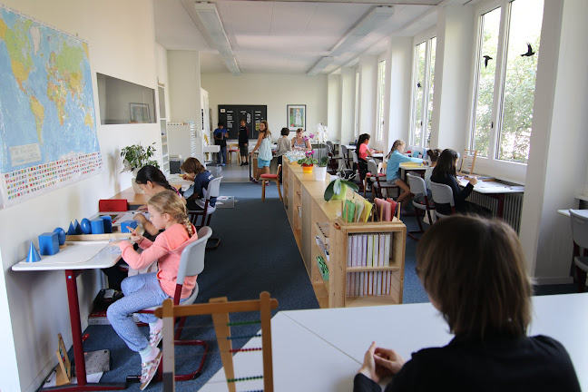 Rezensionen über Montessori Schule: Tagesschule Blüemlisalp - Kindergarten- Vorschule und Primarschule in Zürich - Schule