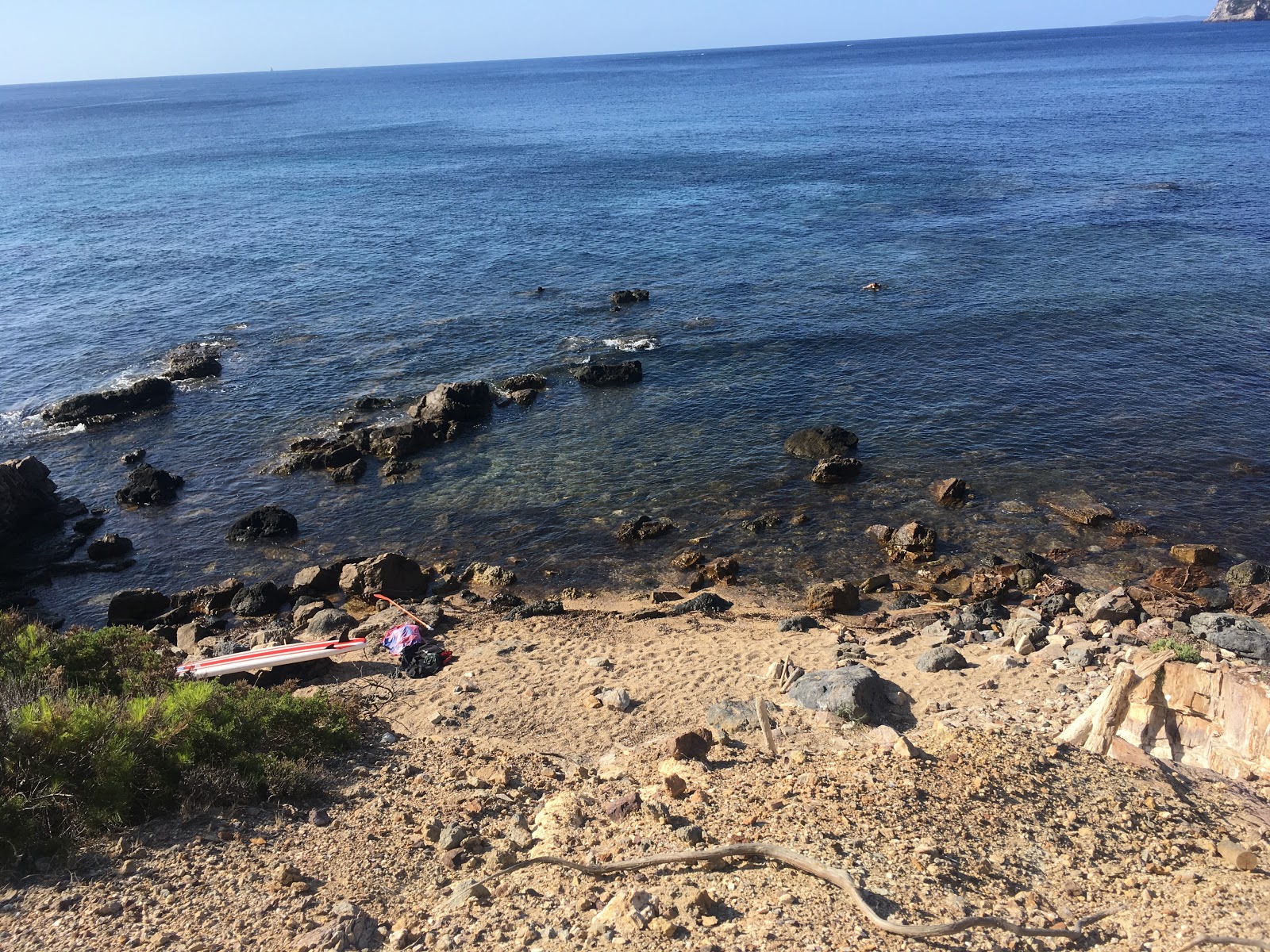 Foto av Spiaggia La Piletta omgiven av berg