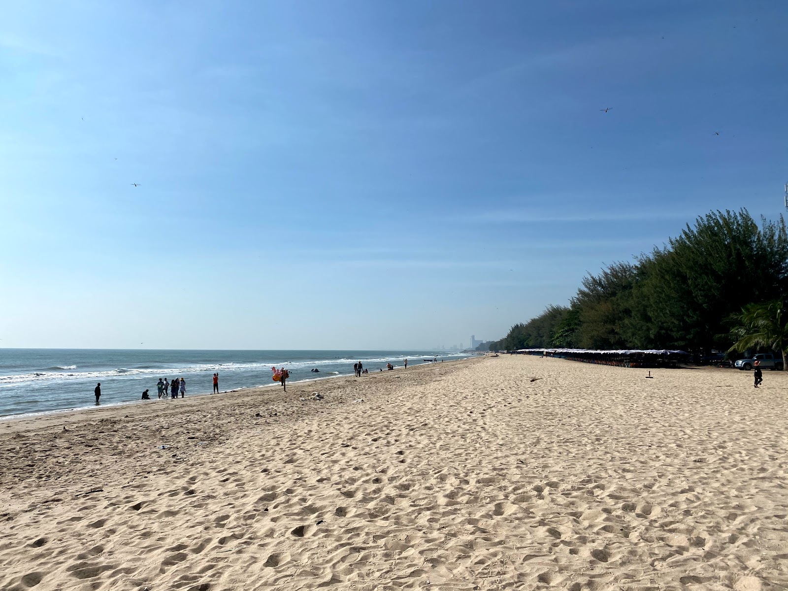 Photo de Cha-Am Beach  II avec rivage droit, long