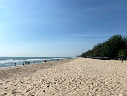 Photo de Cha-Am Beach  II avec rivage droit, long