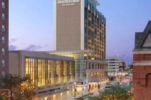 DoubleTree by Hilton Hotel Cedar Rapids Convention Complex image