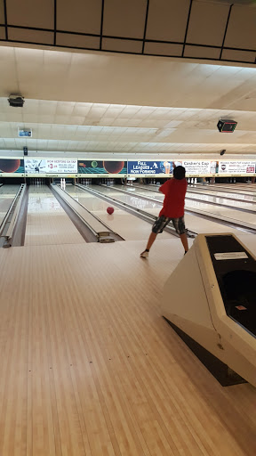 Shopping Mall «Meadowdale Shopping Center», reviews and photos, 100 W Mall Dr, Carpentersville, IL 60110, USA