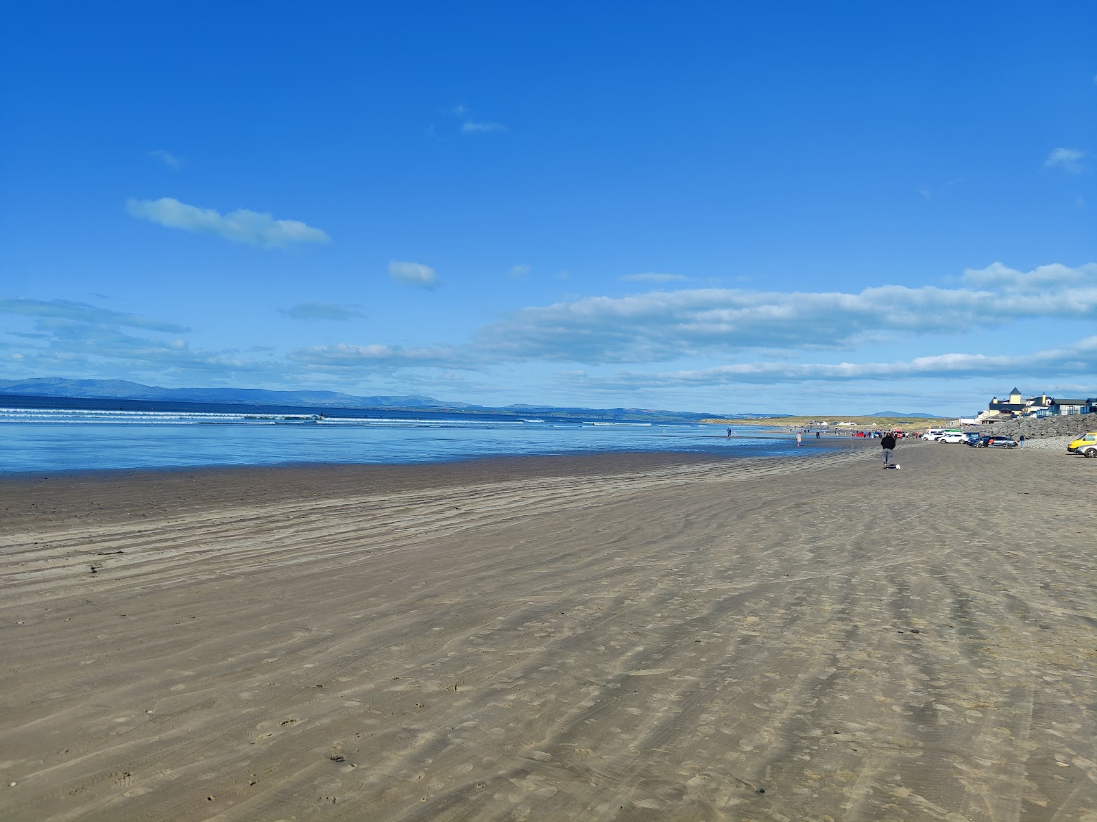 Valokuva Rossnowgh Beachista. pinnalla turkoosi puhdas vesi:n kanssa