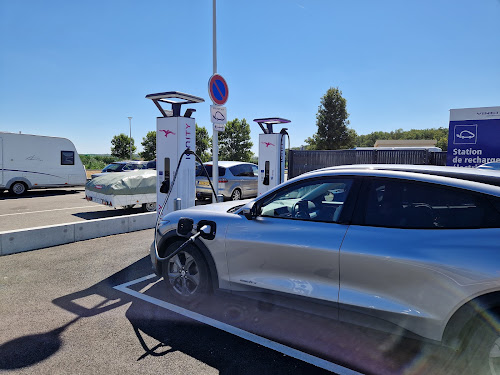 Borne de recharge de véhicules électriques IONITY Station de recharge Marmagne