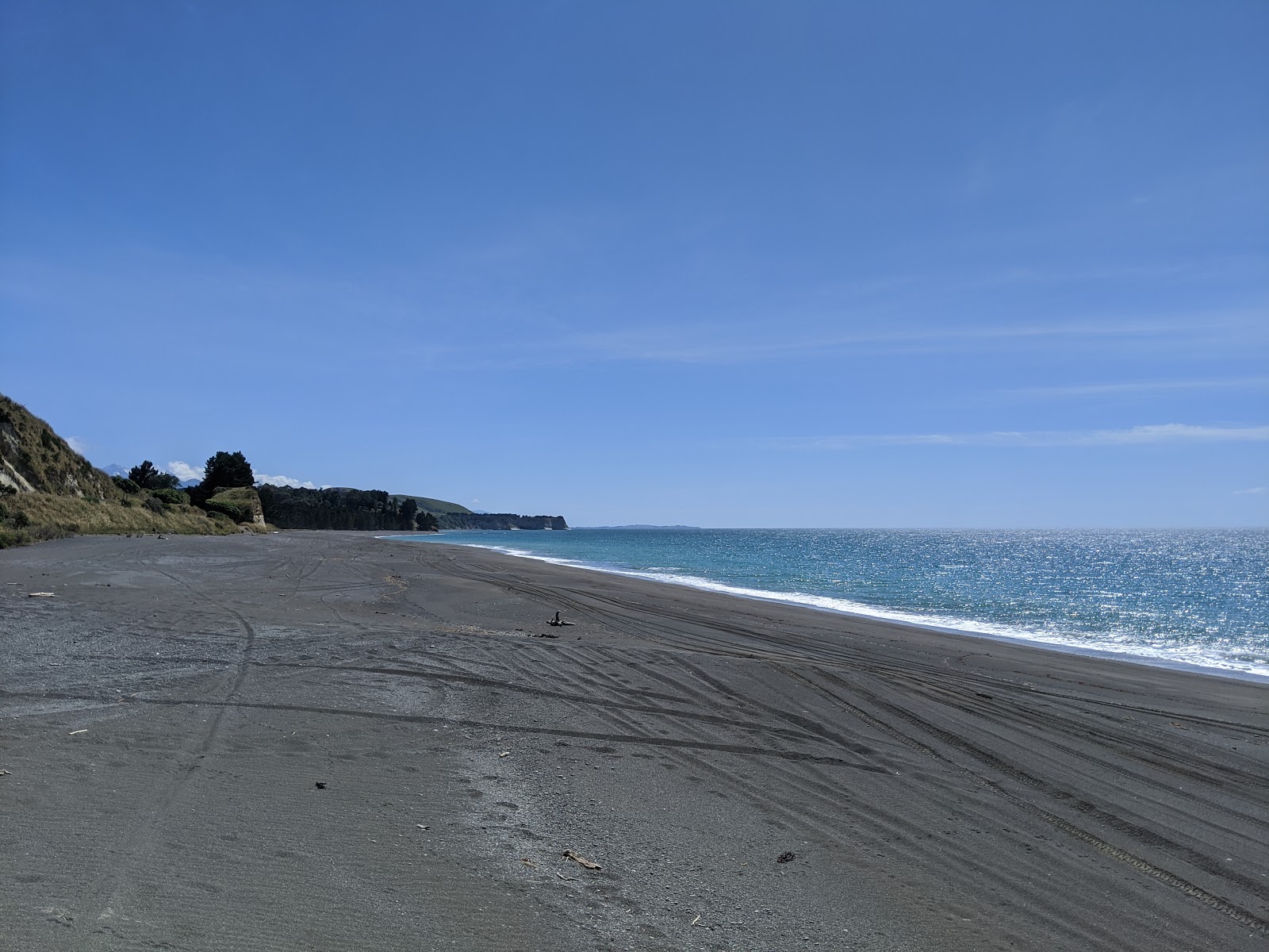 Foto di Black Sand Beach con una superficie del ciottolo grigio