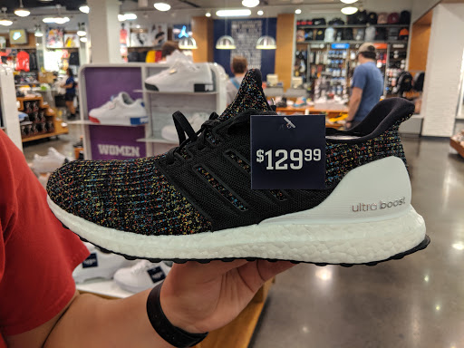 Clothing Store «Champs», reviews and photos, 205 E Broadway, Bloomington, MN 55425, USA