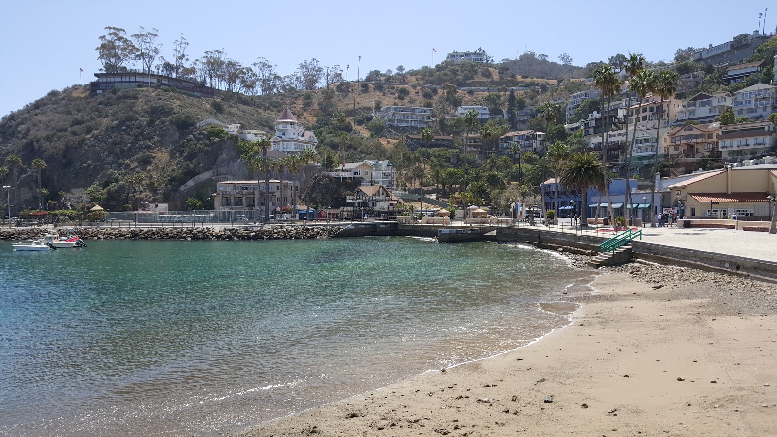 Photo of Middle Beach and the settlement