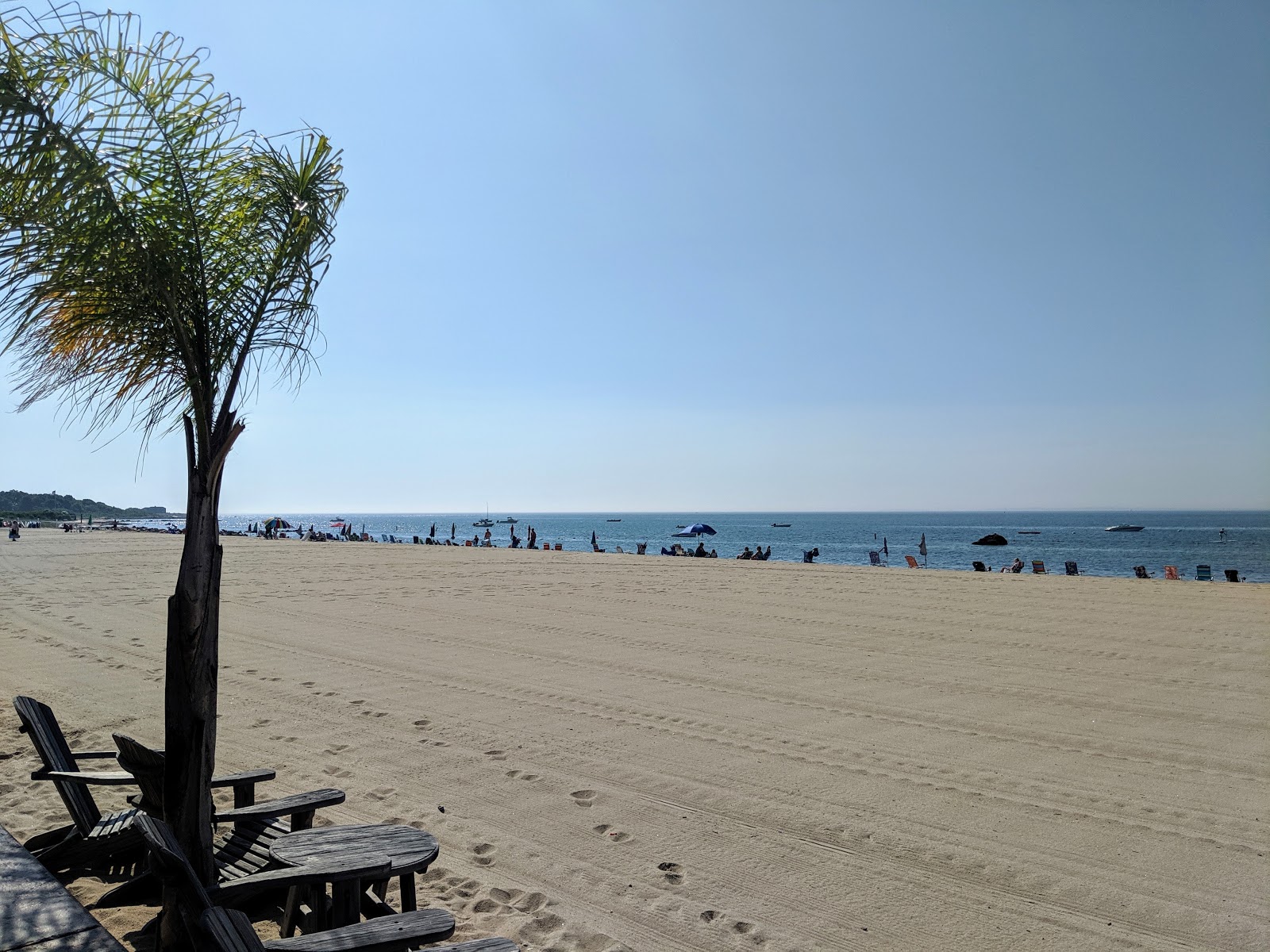 Valokuva Soundview Beachista. pinnalla kirkas hieno hiekka:n kanssa