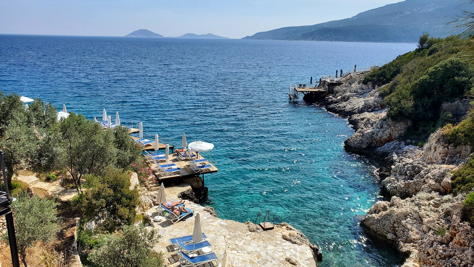 Foto di Kulube Beach con una superficie del superficie in cemento pavimentata