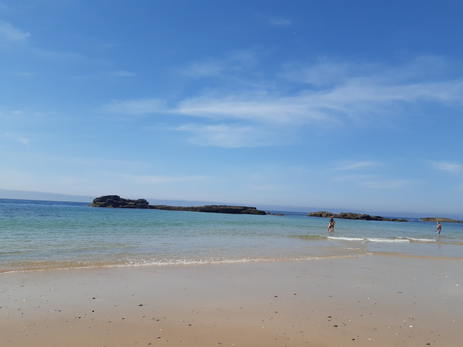 Praia de Vale Figueiros的照片 带有碧绿色纯水表面