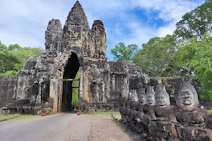 Tonle Om Gate (Southern Gate) image