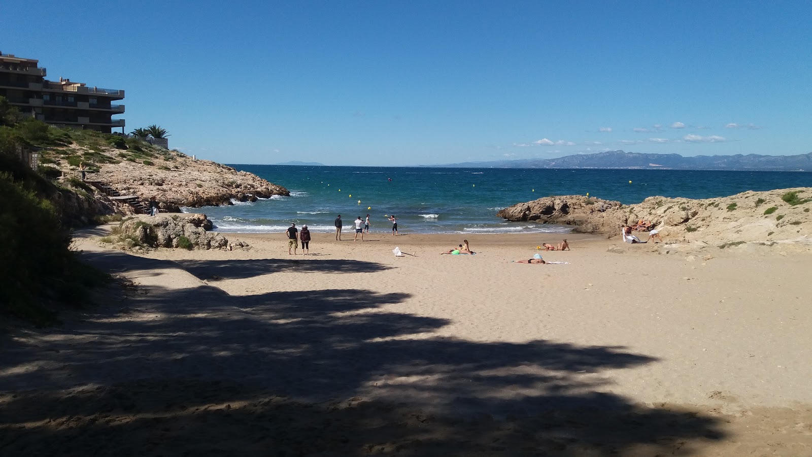 Photo de Cala Font avec sable brun de surface