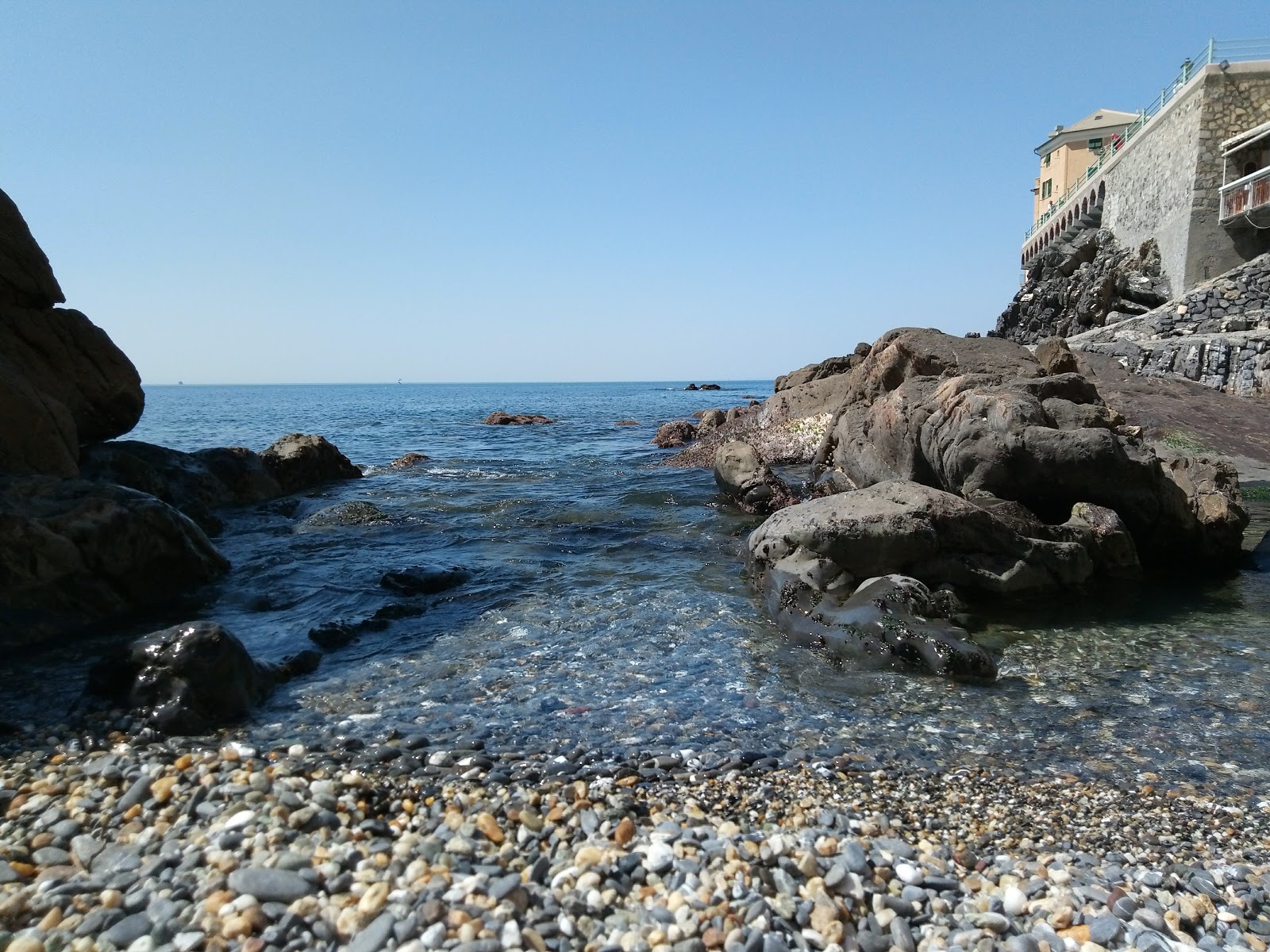 Foto von Spiaggia di Caprafico mit winzige bucht
