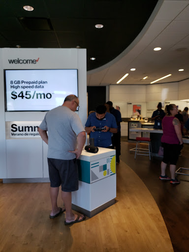 Cell Phone Store «Verizon», reviews and photos, 4965 S 76th St, Greenfield, WI 53220, USA