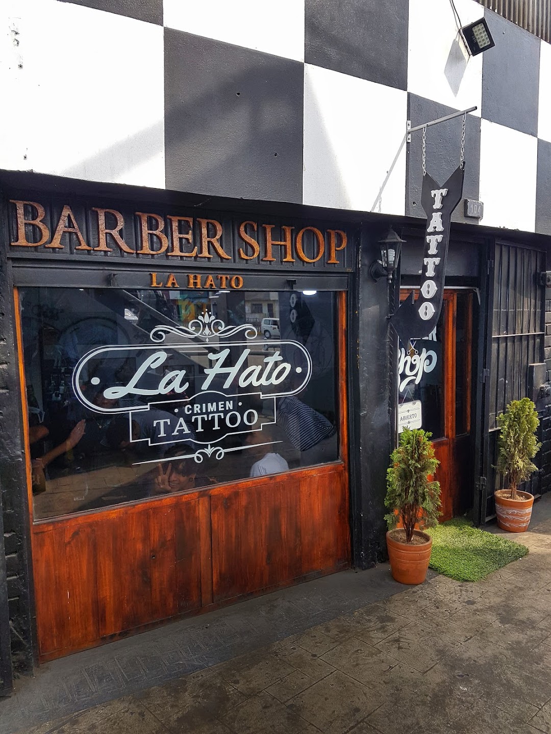 La hato barber shop