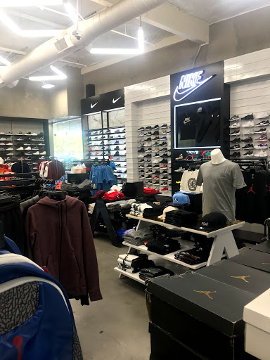 Shoe Store «Shoe Palace», reviews and photos, 8155 Camino Arroyo #13, Gilroy, CA 95020, USA