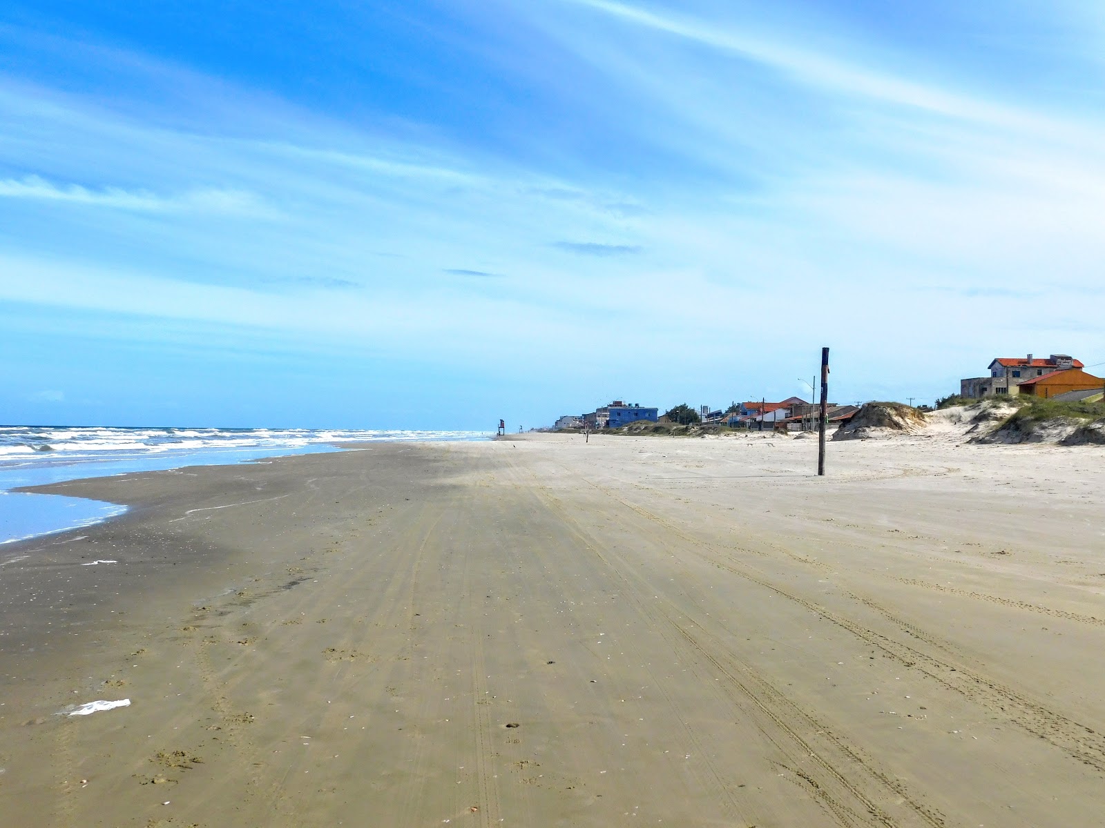 Foto di Praia de Salinas con una superficie del sabbia luminosa