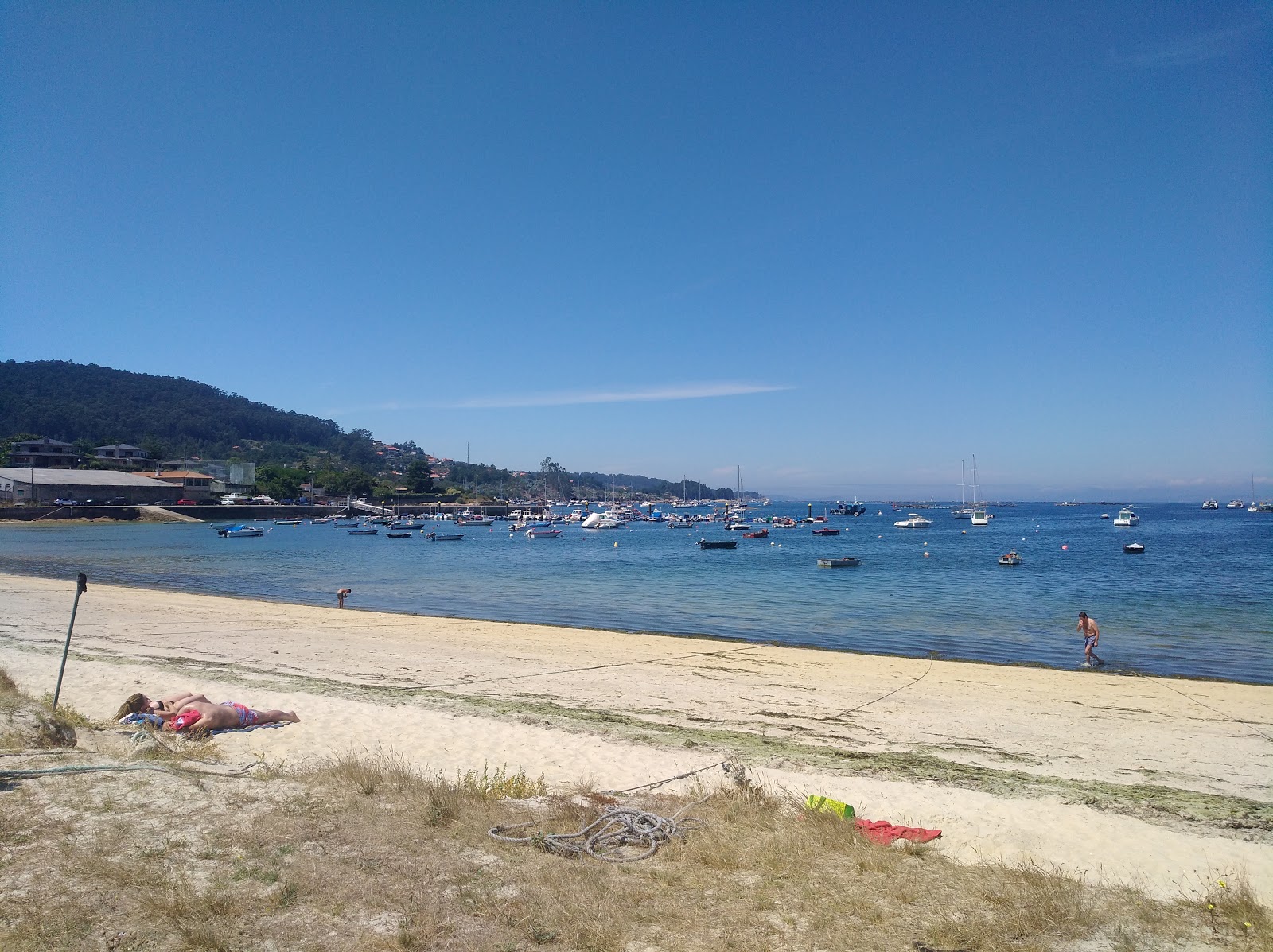 Praia de Vilarino的照片 带有碧绿色纯水表面